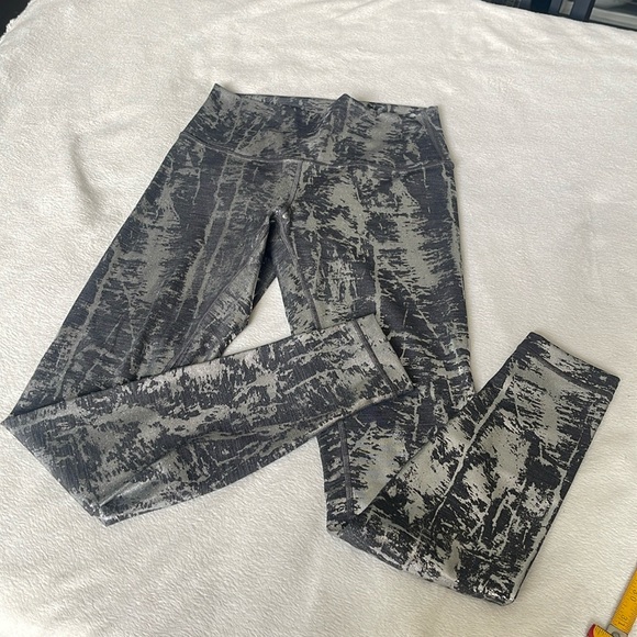 Lululemon Metallic Silver and Black Print Pattern Wunder Under Size 6 28” inseam - Picture 6 of 11